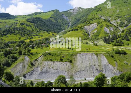 View of deep valleys and green hills in a mountainous and wooded region, landscape between Kvesheti and Gudauri, White Aragvi River, Mtskheta-Mtianeti Stock Photo