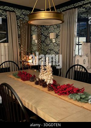 Christmas Holiday decor and entertaining at dining table Stock Photo
