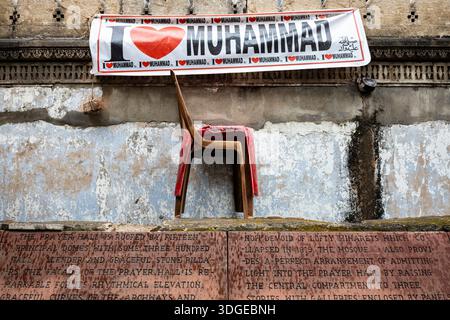 Old chairs and Islamic sign on the wall, at Jama Masjid(mosque), downtown of old city,  Ahmedabad, Gujarat, India, South Asia, Asia Stock Photo