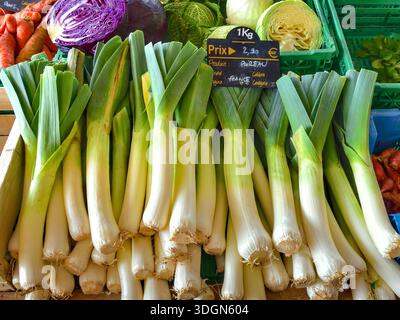 Market stall display of local organic / bio leeks - Le Blanc, Indre (37), France. Stock Photo