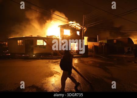 Concepción, Chile – January 18, 2026: The fire has completely destroyed houses in its path; most had already been evacuated. A tragic preliminary toll confirms one death and 253 homes destroyed following uncontrolled wildfires in the commune. Driven by strong winds overnight, the flames rapidly reached urban sectors, also affecting the neighboring towns of Penco and Lirquén. Emergency crews are struggling to contain the disaster in the Biobío region as the fire consumes residential areas. (Photo: Carlos Acuña/ATON/UNAR AGENCY) Credit: /Alamy Live News Stock Photo