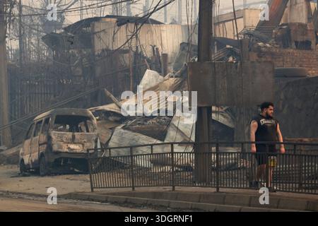 Concepción, Chile – January 18, 2026: The fire has completely destroyed houses in its path; most had already been evacuated. A tragic preliminary toll confirms sixteen death and 253 homes destroyed following uncontrolled wildfires in the commune. Driven by strong winds overnight, the flames rapidly reached urban sectors, also affecting the neighboring towns of Penco and Lirquén. Emergency crews are struggling to contain the disaster in the Biobío region as the fire consumes residential areas. (Photo: Carlos Acuña/ATON/UNAR AGENCY) Stock Photo