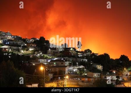 Concepcion, Chile. 28th Jan, 2026. Concepción, Chile - January 18, 2026: A tragic preliminary toll confirms one death and 253 homes destroyed following uncontrolled wildfires in the commune. Driven by strong winds overnight, the flames rapidly reached urban sectors, also affecting the neighboring towns of Penco and Lirquén. Emergency crews are struggling to contain the disaster in the Biobío region as the fire consumes residential areas. (Photo: Carlos Acuña/ATON/UNAR AGENCY) Credit: Sipa USA/Alamy Live News Stock Photo