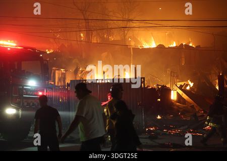 Concepcion, Chile. 28th Jan, 2026. Concepción, Chile - January 18, 2026: Residents try to extinguish the fire using their own resources. A tragic preliminary toll confirms one death and 253 homes destroyed following uncontrolled wildfires in the commune. Driven by strong winds overnight, the flames rapidly reached urban sectors, also affecting the neighboring towns of Penco and Lirquén. Emergency crews are struggling to contain the disaster in the Biobío region as the fire consumes residential areas. (Photo: Carlos Acuña/ATON/UNAR AGENCY) Credit: Sipa USA/Alamy Live News Stock Photo