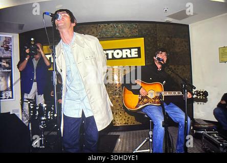 liam-gallagher-and-noel-