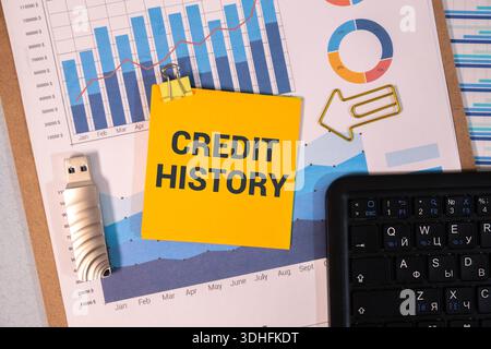 Credit history text on green note paper and desk. Stock Photo