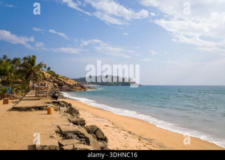 Rocky beach along the Arabian sea coast, Bandstand Promenade in Bandra ...