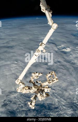 The International Space Station's Canadarm2 with Dextre robotic hand extending vertically from the station while orbiting 261 miles above the Pacific Ocean north of Papua New Guinea. A photograph taken from the International Space Station on 15 November 2023. Photographed from the International Space Station orbiting high above Earth. An optimised version of an original NASA image: Credit: NASA/JMoghbeli Stock Photo