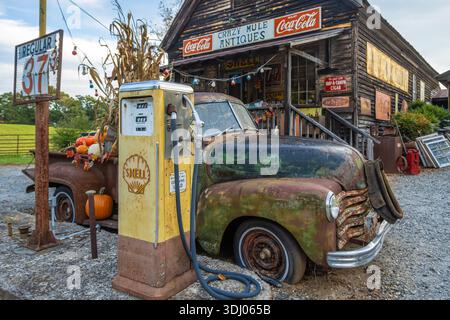 Crazy Mule Arts & Antiques in a 1909 Lula, Georgia, general store building in the foothills of the Blue Ridge Mountains. (USA) Stock Photo