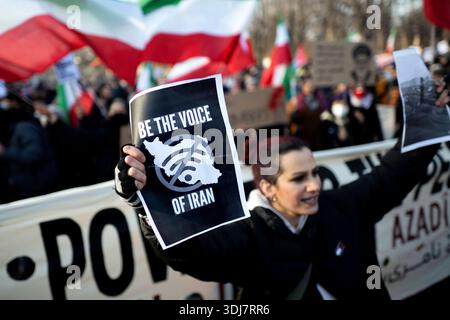 Iran Protest DEU, Deutschland, Germany, Berlin, 18.01.2026 Demonstranten mit Schild Be The Voice of Iran gegen die Sperrung vom Internet auf der Demonstration von ziviligesellschsftlichen Organisationen gegen die islamische Republik Iran und die Gewalt bzw Terror der iranischen Regierung gegen die Bevoelkerung unter dem Motto Aus Solidaritaet mit den Protestierenden Menschen in Berlin Deutschland en: Demonstrators with a sign reading Be The Voice of Iran against being blocked from the internet at a demonstration organized by civil society organizations against the Islamic Republic of Iran and Stock Photo
