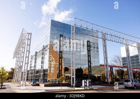 AT&T Switching Center building on Franklin and Seventh Streets in Columbus, Indiana, USA. First Presbyterian Church appears in the reflection. Stock Photo