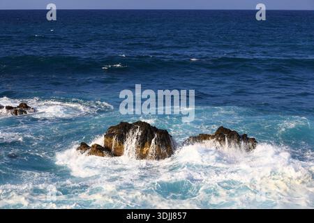 Ocean Waves Crashing Against Jagged Coastal Rocks — Dynamic Seascape with Natural Energy and Textural Contrast Stock Photo