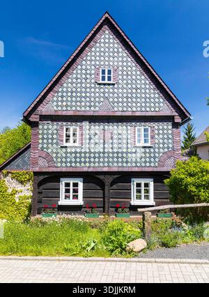 Denkmalgeschütztes Umgebindehaus in Herrnhut, Ortsteil Berthelsdorf, Oberlausitz, Sachsen, Deutschland *** Listed Umgebindehaus in Herrnhut, Berthelsd Stock Photo