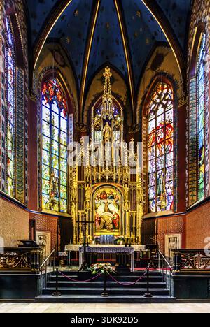 WyspiaNski stained glass window and main altar in the presbytery, Franciscan Church, 1249, Krakow, Poland Stock Photo