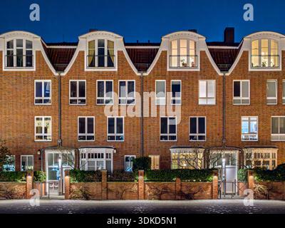 Im alten Stil erbaute neue Wohnhäuser mit Klinkerfassade bei Nacht, Hansestadt Bremen, Norddeutschland, Deutschland, Europa Im alten Stil erbaute neue Stock Photo
