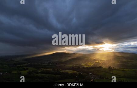 UK Weather: 31st January 2025. A spectacular end to the day over rural Flintshire and the village of Lixwm with the stunning Area of Outstanding Natural Beauty of the Clwydian Range as a backdrop, Flintshire, North Wales.   ©DGDImages/Alamy Live News Stock Photo
