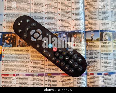 Sky Fernbedienung auf einer TV Zeitung *** Sky remote control on a TV newspaper Copyright: xLobeca/RalfxHomburgx Stock Photo