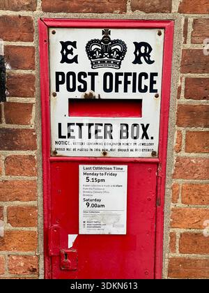 Rare Edward VIII vintage wall-mounted letter box in the quiet Bedfordshire village of Woburn near Milton Keynes Stock Photo