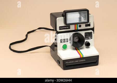 Pavia, Lombardy, Italy - December 27, 2024: Polaroid Land Camera 1000, an instant camera from 1977 at Ctrl+Alt Museum. Was considered expensive at a c Stock Photo