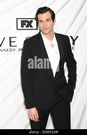 4 February 2026 New York New York Paul Anthony Kelly Love Story New York Ny Usa 3rd Feb 2026 Paul Anthony Kelly At The Premiere Of Fxs Love Story John F Kennedy Jr Carolyn Bessette At Carnegie Hall On February 3 2026 In New York City Credit Mpi099media Punchalamy Live News 3dm55ar 