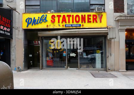 Phil's Stationery, 9 E 47th St, New York, NYC storefront of a stationary shop in Midtown Manhattan. Stock Photo