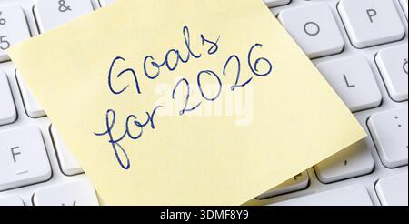 Sticky note on a keyboard - Goals for 2026 Stock Photo
