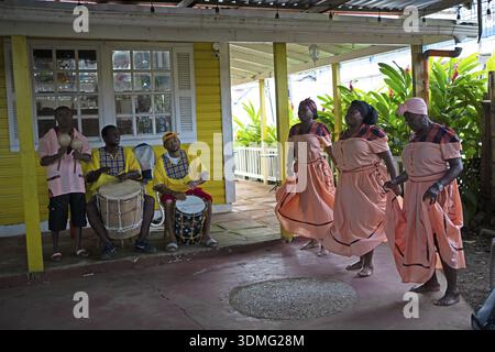 Guatemalan men playing traditional music and woman dancing, Garifuna people, Livingston, Izabal Department, Guatemala Stock Photo