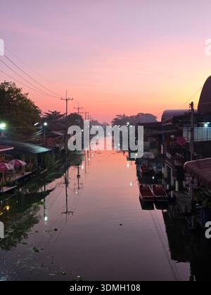 Scenery of the Damnoen Saduak floating market in Thailand Stock Photo ...