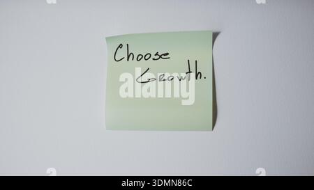 "Choose Growth." Handwritten on Green Sticky Note — Personal Development and Business Mindset Concept Stock Photo