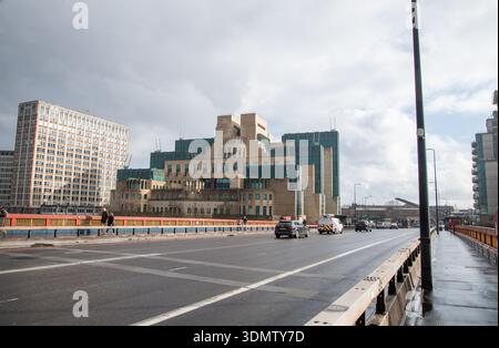 Exterior view of the Secret Intelligence Service headquarters, also known as MI6, at Vauxhall Cross in London, a key UK government and intelligence bu Stock Photo