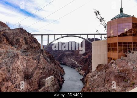Hoover Dam spans the Colorado River on the Arizona–Nevada border, showcasing the massive concrete structure and hydroelectric infrastructure that cont Stock Photo