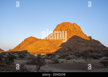 Rocks at sunset in the Namibian desert glow intensely orange, Spitzkoppe, Namibia Stock Photo