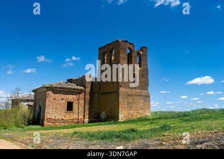 Torre y muros supervivientes de la iglesia en ruinas, Palencia Stock Photo