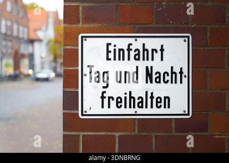 Sign with the German inscription Einfahrt Tag und Nacht freihalten. Translation: Keep entrance clear day and night Stock Photo