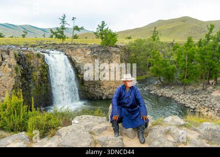 Mongolia, Ovorkhangai province, Mongolian in front of the Orkhon waterfalls Stock Photo