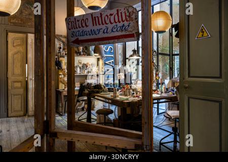 France, Vaucluse, Avignon, Vox Populi workshop-boutique specializing in the creation of lighting and decorative objects Stock Photo