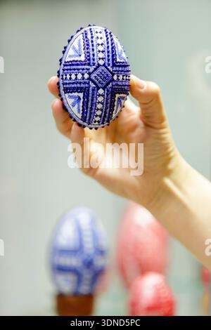 Romania, BuKovina region, Judet of Satu Mare (department of Satu Mare), Vama, the egg museum (Muzeul Ouloui) with the largest collection of painted eggs of Romania with 7 000 painted eggs from Romania and all over the world, a painted egg from Bukovino held in a hand Stock Photo