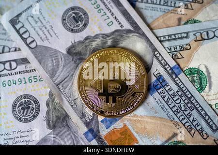 Fotoillustration: Eine Bitcoin-Münze auf 100 Dollars Scheinen. Kryptowährungen, digitale Finanzmärkte und Investitionen in digitale Vermögenswerte. Aufnahme vom 10.02.2026 in Gummersbach, Deutschland. Photo illustration: A Bitcoin coin on 100 dollar bills. Cryptocurrencies, digital financial markets and investments in digital assets. Recorded from 10.02.2026 in Gummersbach, Germany. *** Photo illustration A Bitcoin coin on 100 dollar bills Cryptocurrencies, digital financial markets and investments in digital assets Recorded from 10 02 2026 in Gummersbach, Germany Photo illustration A Bitcoin Stock Photo