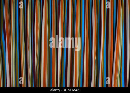 Rideau de fenêtre multicolore aux motifs verticaux Stock Photo