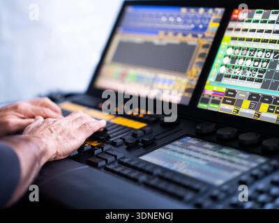 Un technicien et sa console lumière lors d'un concert dans un festival / A technician and his lighting console at a festival concert Stock Photo