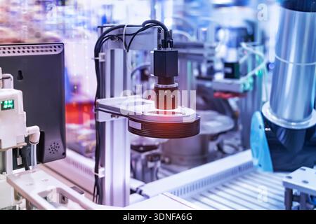 smart robot in manufacturing industry for industry 4.0 and technology concept. Robotic vision sensor camera system in intellegence factory Stock Photo