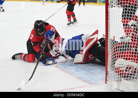 MURPHY Abbey (USA) fight with LAROCQUE Jocelyne (CAN) during Ice Hockey ...