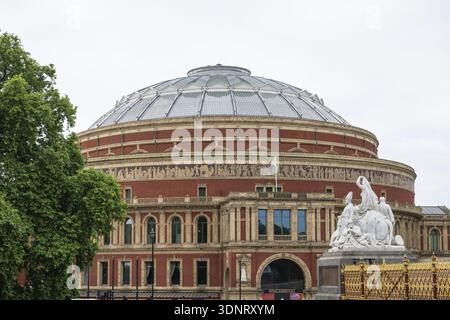 Asian Group, Albert Memorial, Prince Albert Memorial, Queen Victoria's husband in front of Royal Albert Hall concert hall, architect Captain Francis F Stock Photo