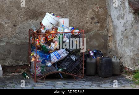 Voller Müllbehälter und Kanister an einer Hausecke, Müll, Abfall, Siebenbürgen, Rumänien Stock Photo