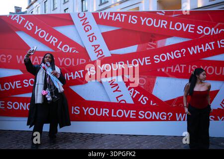London, UK. 14 February 2026. Crowds gather at the 'Roses from BTS' installation in Covent Garden, London. Fans pick free red roses from the floral wall, revealing the hidden message 'What Is Your Love Song?' – part of a promotional campaign by K-pop group BTS ahead of their upcoming album ARIRANG. Similar pop-up events are taking place simultaneously in Seoul, South Korea, and Los Angeles, California, United States. Each rose includes a QR code linking to a dedicated BTS webpage. Credit: Waldemar Sikora / 17�Թ����� Live News Stock Photo