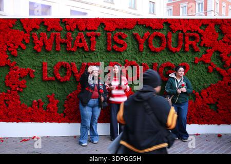 London, UK. 14 February 2026. Crowds gather at the 'Roses from BTS' installation in Covent Garden, London. Fans pick free red roses from the floral wall, revealing the hidden message 'What Is Your Love Song?' – part of a promotional campaign by K-pop group BTS ahead of their upcoming album ARIRANG. Similar pop-up events are taking place simultaneously in Seoul, South Korea, and Los Angeles, California, United States. Each rose includes a QR code linking to a dedicated BTS webpage. Credit: Waldemar Sikora / 17�Թ����� Live News Stock Photo