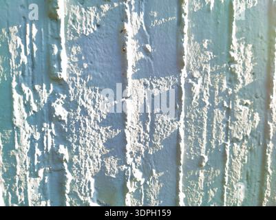 A bright, minimalist study of a painted industrial wall in Budapest. Vertical ridges and stark shadows at Pongratz Gergely ter offer a clean, restorat Stock Photo