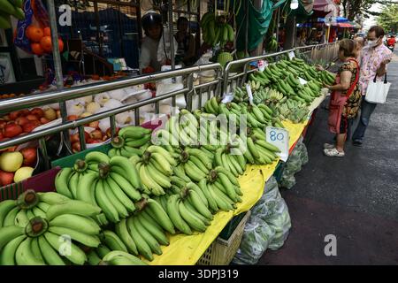 Bangkok, Bangkok, Thailand. 15th Feb, 2026. Thai people of Chinese descent are buying goods to prepare for use in worship ceremonies for the upcoming Chinese New Year tomorrow. Bangkok has announced the cancellation of Chinese New Year celebrations as the country is in a mourning period for Queen Sirikit, Bangkok, Thailand, on February 15, 2026. (Credit Image: © Nattaphon Phanphongsanon/ZUMA Press Wire) EDITORIAL USAGE ONLY! Not for Commercial USAGE! Stock Photo