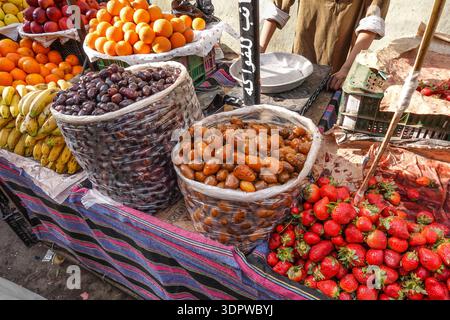 Stand, Verkauf, frische Datteln, Erdbeeren, Wochenmarkt in der Abd El-Hameed Taha Straße, Luxor, Ägypten Stock Photo