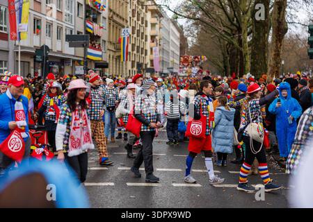Rosenmontagsumzug in Mainz am 16.02.2026 Auch dieses Jahr präsentiert sich der 1.FSV Mainz 05 e.V. auf dem Wagen präsentiert sich ein Großteil der Frauenmannschaft, die in der 2. Bundesliga kickt von den Profis der Herren befinden sich Armindo Sieb 1. FSV Mainz 05, 11 Lasse Riess 1. FSV Mainz 05, 1 Nelson Weiper 1. FSV Mainz 05, 44 Fabio Moreno Fell 1. FSV Mainz 05, 36 sowie Niklas Tauer auf dem Wagen. Auch dabei die beiden ehemaligen Spieler Dimo Wache Markenbotschafter, Elkin Soto sowie Christof Babatz Co-Trainer der U23 Impressionen vom Rosenmontagsumzug in der Mainzer Innenstadt, Aktuelles Stock Photo